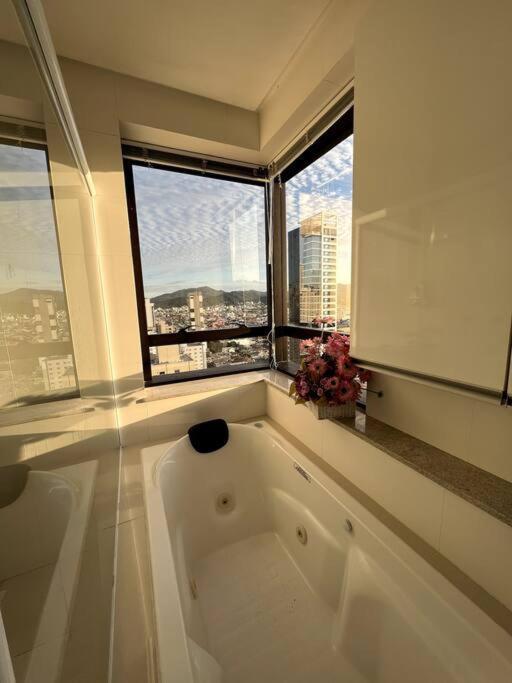 Apartamento No Centro, Com Vista Mar E Cristo Luz Balneario Camboriu Exterior foto
