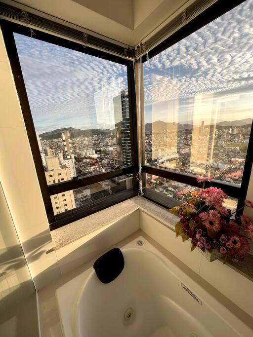 Apartamento No Centro, Com Vista Mar E Cristo Luz Balneario Camboriu Exterior foto
